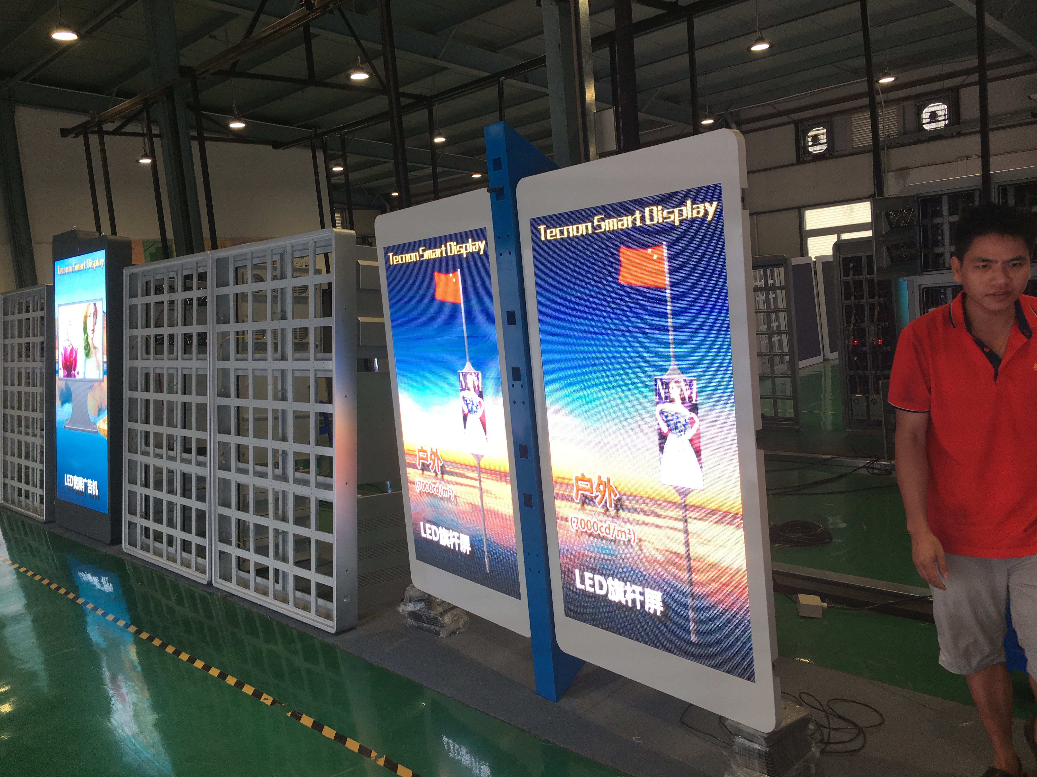 2019年新款LED灯杆屏与LED广告机 一体化智能传播解决方案